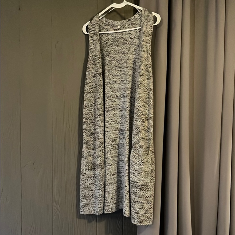 Gray Sleeveless Knit vest pockets